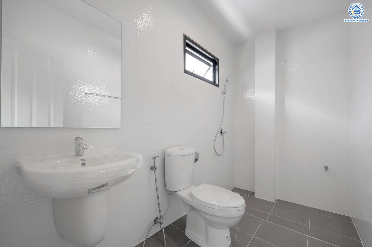 บ้านมือสองตกแต่งใหม่ โครงการ ซอยนวนิช ปากเกร็ด เนื้อที่ 45 ตร.ว. พื้นที่ใช้สอยมากกว่า 164.5 ตร.ม. พร้อมฟังก์ชัน 3 ห้องนอน 3 ห้องน้ำ 1 ห้องอเนกประสงค์ จอดรถได้ 1 คัน บนทำเลเมือง ใกล้เซ็นทรัลแจ้งวัฒนะ จุดขึ้นทางด่วน "แจ้งวัฒนะ" และรถไฟฟ้าสายสีชมพู "สถานีเลี่ยงเมืองปากเกร็ด"...